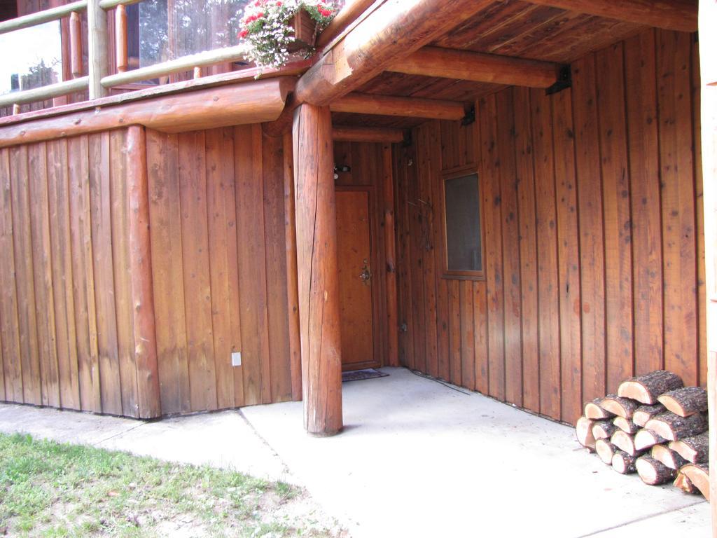 Hitching Post Resort เคโลว์นา ภายนอก รูปภาพ